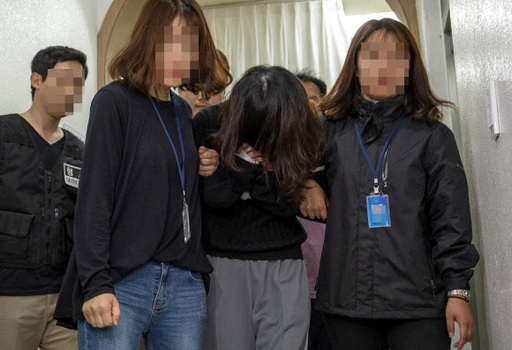 신상공개가 결정된 '전 남편 살해' 피의자 고유정(36·여)이 6일 오후 제주 동부경찰서에서 조사를 받은 뒤 머리카락으로 얼굴을 가린채 유치장으로 향하고 있다. 뉴시스