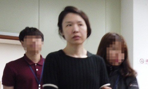 전 남편을 살해한 혐의로 구속된 고유정(36)이 7일 오후 제주동부경찰서 진술녹화실로 이동하고 있다. 앞서 지난 5일 제주경찰청은 신상공개위원회를 열어 고씨의 얼굴, 실명 등 신상을 공개하기로 결정했다. 제주=임성준 기자