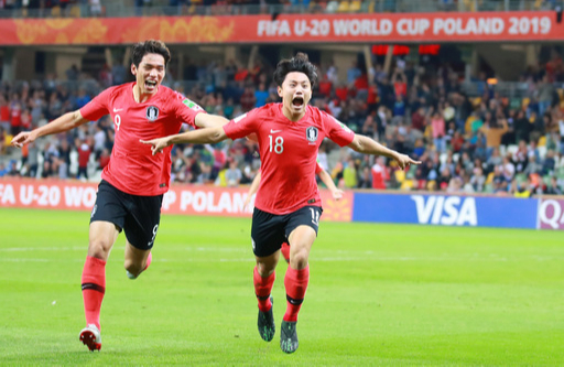 ‘해냈다 ’ 한국 20세 이하(U-20) 축구대표팀 조영욱(오른쪽)이 9일 폴란드 비엘스코비아와 경기장에서 열린 2019 FIFA U-20 월드컵 세네갈과의 8강전 연장 전반 역전골을 성공시킨 뒤 오세훈과 함께 그라운드를 달리며 기뻐하고 있다. 비엘스코비아와=연합뉴스