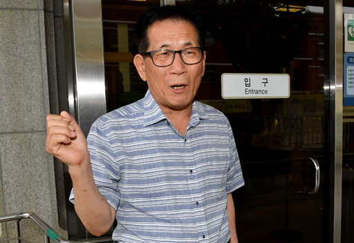 10일 오전 광주 동구 광주지법 법정동 앞에서 정수만(73) 전 5·18 민주유공자 유족회장이 5·18 민주화운동 당시 헬기사격 실상을 취재진에게 설명하고 있다.