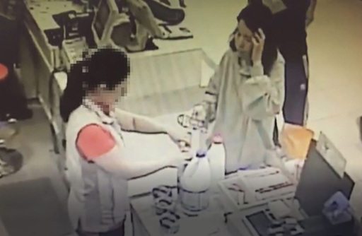 전 남편을 살해하고 시신을 훼손·유기한 혐의로 구속된 고유정이 범행 사흘 후인 지난달 28일 오후 3시 25분께 범행 전 구입했던 청소용품 중 일부를 환불하고 있다. 제주동부경찰서 제공 폐쇄회로(CC)TV 캡처