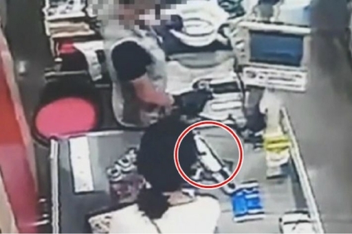 고유정이 범행 사흘 전 제주 시내 한 마트에서 흉기 등을 구매하는 모습이 찍힌 폐쇄회로(CC)TV 영상. 연합뉴스