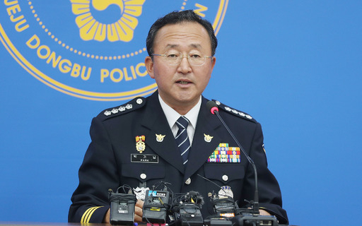 박기남 제주동부경찰서장이 11일 ‘제주 전 남편 살해’ 사건 최종 수사브리핑에서 기자들의 질문에 답변하고 있다. 제주=연합