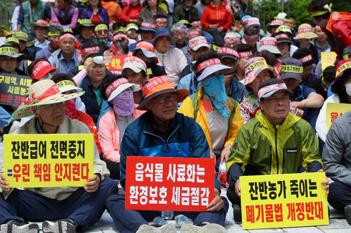 ‘잔반 사료 금지’에 반발하는 양돈농가 전국음식물사료축산연합회 회원과 음식물쓰레기(잔반) 급여 양돈농가 축산인들이 10일 정부세종청사 농림축산식품부 앞에서 정부의 잔반 돼지급여 전면 금지 방침에 반발하는 시위를 열고 있다. 음식물사료축산연은 “아프리카돼지열병(ASF) 바이러스는 ‘80도, 30분 가열방식’ 관리로 예방 가능하다”고 주장했다. 세종=연합뉴스