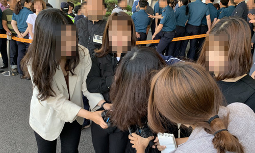 ‘제주 전 남편 살해 사건’ 피의자 고유정이 12일 오전 제주 동부경찰서에서 제주지검으로 송치되고 있다. 제주=임성준 기자