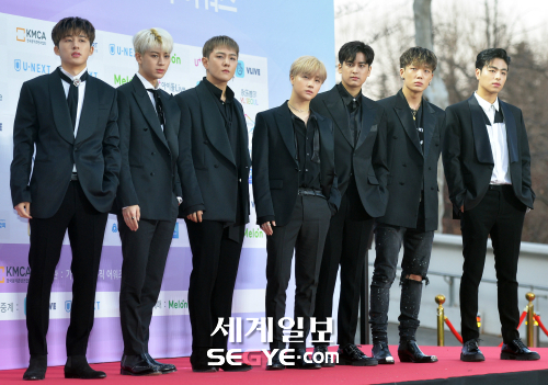 아이콘 멤버들. 왼쪽부터 전 리더 비아이(본명 김한빈), 송윤형, 김동혁, 김진환, 정찬우, 바비(〃 김지원), 구준회. 한윤종 기자