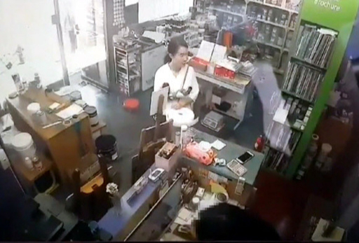 전 남편을 살해한 혐의로 구속된 고유정(36)이 지난달 29일 오후 3시 30분께 인천의 한 가게에 들른 모습. 경찰은 고씨가 이 가게에서 방진복, 덧신 등을 구입했으며 이 물품들을 시신 훼손 과정에 사용한 것으로 보인다고 밝혔다. 제주동부경찰서 제공