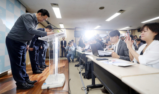 “죄송합니다” 박남춘 인천시장이 17일 인천시 남동구 인천시청에서 열린 ‘붉은 수돗물 피해 관련 조치·경과보고 기자회견’을 하기에 앞서 피해 주민들에게 고개 숙여 사과하고 있다. 인천=연합뉴스