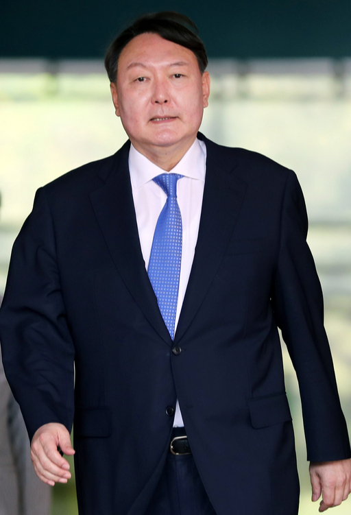 청사 나서는 윤 후보자 신임 검찰총장 후보자로 지명된 윤석열 서울중앙지검장이 지명 직후인 17일 오전 서울 서초구 서울중앙지검 청사를 나서고 있다. 연합뉴스