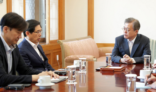 북유럽 순방을 마치고 전날 귀국한 문재인 대통령이 17일 오전 청와대 관저에서 박상기 법무부 장관(가운데)으로부터 차기 검찰총장 임명제청 건에 관한 보고를 받고 있다. 연합뉴스