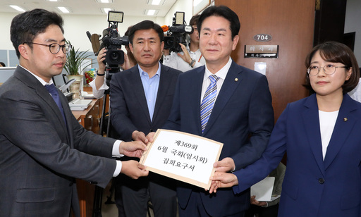 정의당 추혜선(오른쪽부터) 의원, 바른미래당 이동섭 원내수석부대표, 민주평화당 김정현 대번인이 17일 오후 서울 여의도 국회 의사과에 제369회 6월 국회(임시회) 집회요구서를 제출하고 있다. 뉴시스