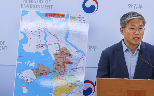 김영훈 환경부 물통합정책국장이 18일 세종시 정부세종청사 환경부에서 인천 '붉은 수돗물' 사태는 무리한 역방향 수계전환이 직접적 원인이라고 밝히고 있다.