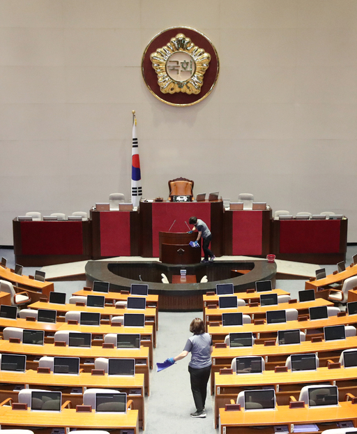 개원 임박 17일 국회 관계자들이 본회의장 청소를 하고 있다. 자유한국당을 뺀 여야 4당이 6월 임시국회 소집을 추진함에 따라 국회 문이 이번 주 다시 열릴 것으로 보인다. 연합뉴스