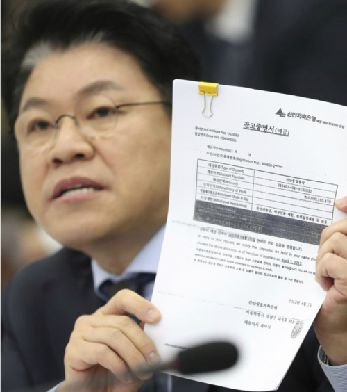 자유한국당 장제원 의원이 지난 2018년 10월 19일 오전 서울 서초구 서울고등검찰청에서 열린 국회 법제사법위원회의 서울고검·중앙지검 등에 대한 국정감사에서 윤석열 서울중앙지검장에게 장모에 관한 질의를 하고 있다. 뉴시스