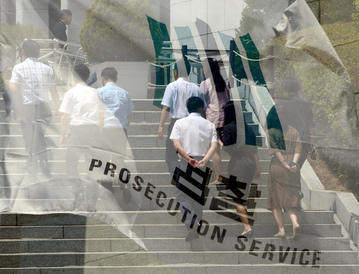 문재인 대통령이 윤석열 서울중앙지검장을 검찰총장 후보로 지명한 17일 서울 서초구 대검찰청 직원들이 대화를 나누며 이동하고 있다. 연합뉴스