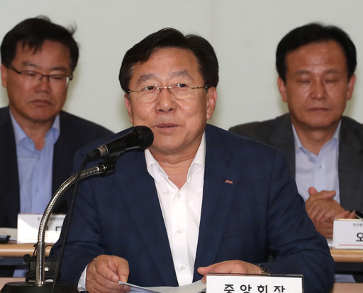 김기준 중소기업중앙회장이 18일 서울 영등포구 중기중앙회에서 열린 2020년 최저임금 관련 중소기업계 긴급 기자회견에서 발언하고 있다. 연합뉴스