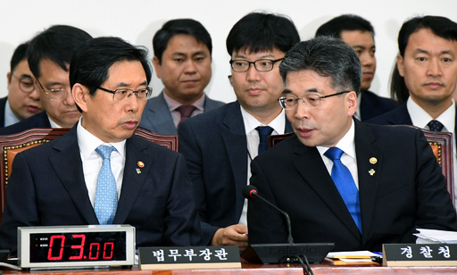 19일 사법개혁특별위원회 전체회의에서 박상기 법무부 장관(앞줄 왼쪽)이 민갑룡 경찰청장과 대화하고 있다. 박 장관은 차기 검찰총장으로 윤석열 서울중앙지검장(사법연수원 23기)의 지명이 선배 기수 검사들이 옷을 벗으라는 의미는 아니라는 취지로 답했다. 이재문 기자