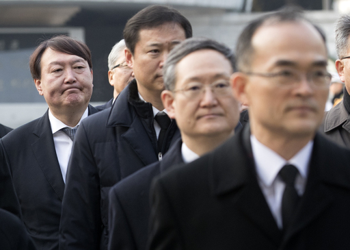 지난 2018년 1월 2일 서울 동작동 현충원을 찾아 문무일 검찰총장(앞에서 첫 번째), 봉욱 대검차장(앞에서 두 번째) 등 검찰 수뇌부와 참배를 마치고 이동하고 있는 윤석열 검찰총장 후보자. 연합뉴스