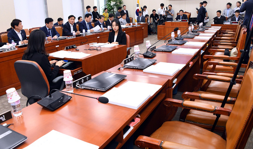 국회 기획재정위원회 위원들이 19일 국회에서 열린 기재위 전체회의에서 자유한국당 소속 의원들의 불참 속에 회의를 하고 있다. 이재문 기자