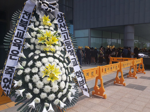 전주 상산고등학교의 자율형사립고 재지정이 무산된 것으로 알려진 20일 상산고 학부모들이 전북도교육청 앞에 가져다 놓은 근조 화환. 전주=연합뉴스