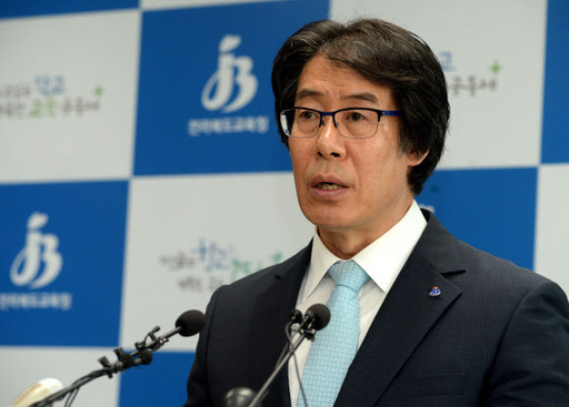 상산고등학교의 자립형사립고 재지정 평가 결과 발표날인 20일 전북 전주시 전라북도교육청 브리핑룸에서 허영민 학교교육과장이 상산고와 군산중앙고 2곳의 자사고 취소에 대해 발표하고 있다. 뉴시스