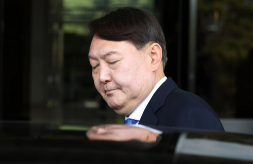 차량에 오르는 윤석열 신임 검찰총장 후보자. 연합뉴스