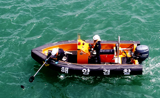 전남 완도군 고금면 한 선착장 앞바다에서 완도해경이 바다 위에 떠다니는 검은봉지를 수거하고 있다. 이 봉지에는 아무것도 들어있지 않았다.