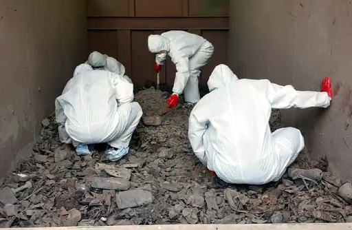 지난 15일 경기도 김포의 한 쓰레기 소각장에서 경찰이 고유정 사건 피해자의 유해를 찾고 있다.