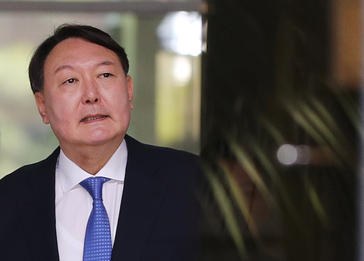 신임 검찰총장 후보자로 지명된 윤석열 서울중앙지검장이 17일 점심식사를 위해 서울 서초구 서울 중앙지검을 나서고 있다.