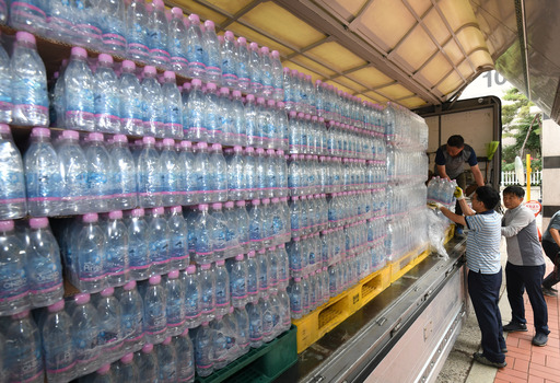 21일 오후 붉은 수돗물이 나와 '수돗물' 식수 사용 중단 권고가 내려진 서울 영등포구 문래동의 한 아파트 단지에 식수가 공급되고 있다. 남정탁 기자