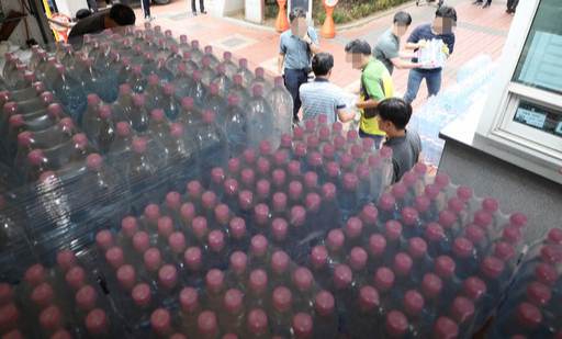 21일 오후 붉은 수돗물이 나온 서울 영등포구 문래동 아파트단지에서 긴급 생수가 지원된고 있다. 뉴시스