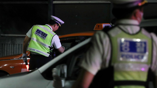 양화대교 북단 일대에서 경찰들이 음주단속을 실시하고 있는 가운데 한 택시기사가 적발되고 있다.