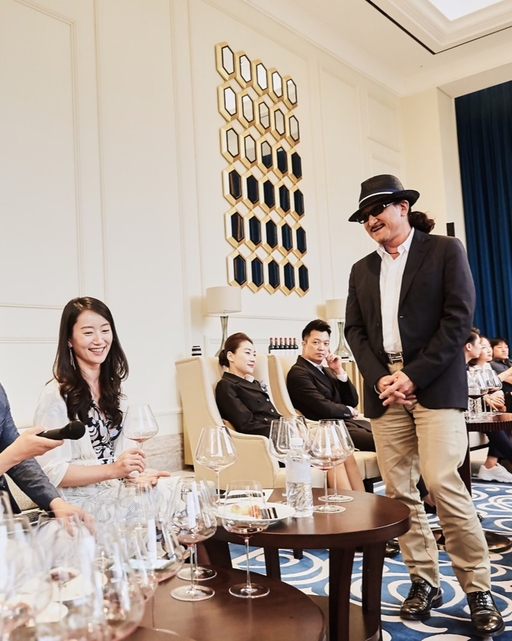 참석자들에게 와인의 느낌을 듣는 가바야시 신