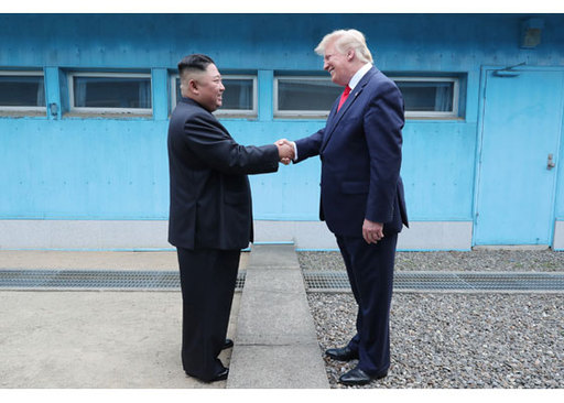 김정은 북한 국무위원장과 도널드 트럼프 미 대통령이 지난 30일 판문점 군사분계선을 사이에 두고 만나 악수를 하고 있다. 노동신문 캡처