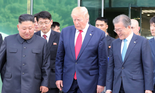 도널드 트럼프 미국 대통령, 김정은 북한 국무위원장이 30일 오후 판문점 남측 자유의 집에서 회동을 마친 뒤 문재인 대통령과 함께 군사분계선으로 이동하고 있다. 연합뉴스