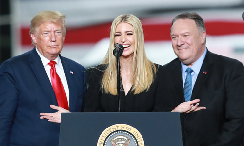 이방카 미국 대통령 보좌관이 30일 오후 경기도 평택시 주한미군 오산공군기지에서 장병들에게 인사말을 하고 있다. 왼쪽부터 트럼프 대통령, 이방카 트럼프 백악관 보좌관, 마이크 폼페이오 미 국무장관. 연합뉴스