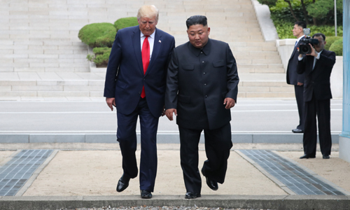 김정은 북한 국무위원장과 도널드 트럼프 미국 대통령이 30일 오후 3시47분 판문점 공동경비구역(JSA) 군사분계선 북측 지역으로 넘어간 뒤 다시 남측으로 내려오고 있다.판문점=연합뉴스