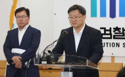 장기석 제주지검 차장검사가 1일 오후 제주지검 중회의실에서 '제주 전남편 살해 사건'의 피의자 고유정 기소와 관련해 브리핑을 하고 있다. 연합뉴스