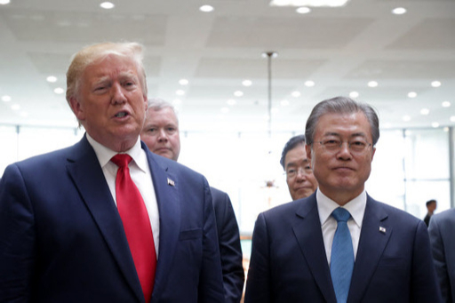 30일 판문점 남측 자유의 집에서 도널드 트럼프 미국 대통령이 김정은 북한 국무위원장과 회동을 마친 뒤 문재인 대통령과 함께 소감을 말하는 기자회견을 하고 있다. 연합뉴스