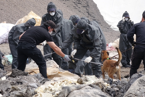 지난달 28일 오후 제주시 구좌읍 동복리 환경자원순환센터 내 매립장에서 경찰이 ‘전 남편 살해 사건’ 피의자 고유정(36)이 범행 후 버린 종량제 봉투를 찾기 위해 수색을 하고 있다. 제주=뉴시스