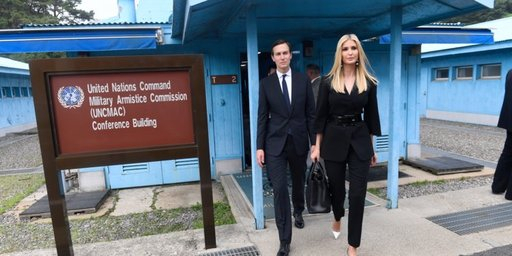 도널드 트럼프 대통령의 장녀 이방카 보좌관과 남편 제러드 쿠슈너가 지난달 30일 판문점 내 군사정전위원회 회의실을 둘러보고 나오고 있다. AP 연합뉴스
