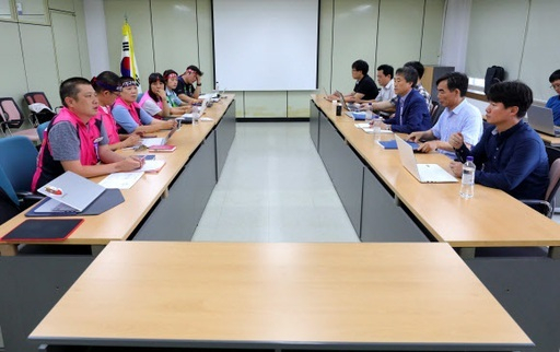 2일 오후 서울 용산구 서울시교육청교육시설관리본부에서 교섭 중인 학교비정규직연대회의와 교육당국. 뉴시스
