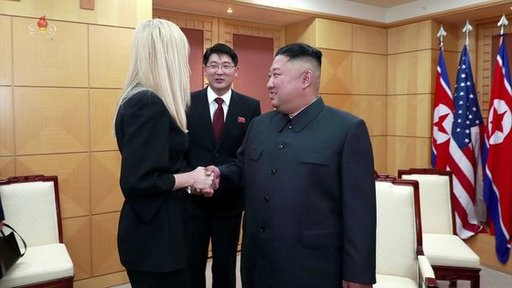 북한 조선중앙TV는 1일 전날 판문점 회동 기록영화에서 김정은 국무위원장이 도널드 트럼프 미 대통령의 장녀인 이방카 백악관 선임보좌관과 인사를 나누는 장면을 공개했다. 조선중앙TV 캡처=연합뉴스