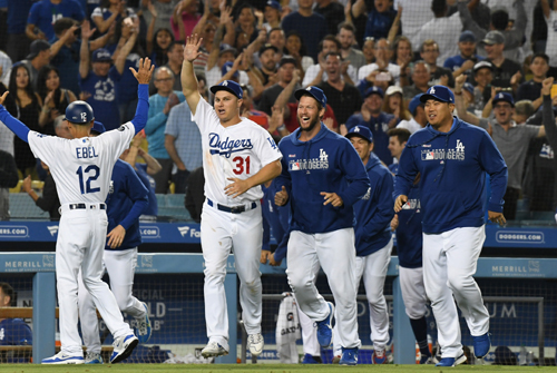 LA 다저스 류현진(오른쪽)이 지난 3일 미국 캘리포니아주 로스앤젤레스 다저스타디움에서 열린 애리조나와의 경기에서 팀이 9회 말 끝내기 밀어내기 승리를 거두자 동료들과 함께 더그아웃을 뛰어나오고 있다. 류현진은 5일 샌디에이고와의 홈경기에 선발 출격해 다섯 번째 10승 도전에 나선다. 로스앤젤레스=USATODAY연합뉴스