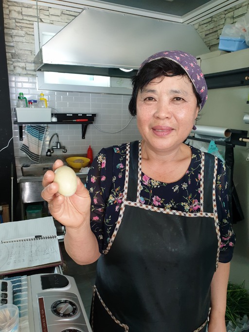 청계알을 소개하는 해당화 나들목 주인장 신향자씨