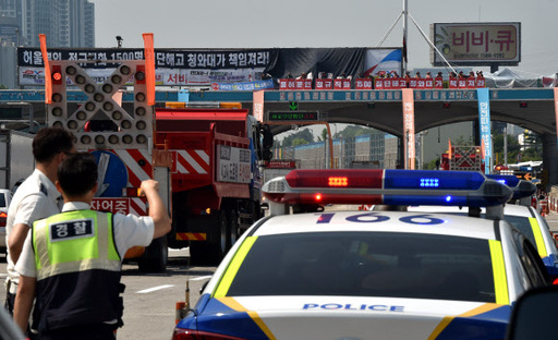 4일 오전 한국도로공사에 직접고용을 요구하며 시위를 이어온 요금수납원 노조원들이 경기도 성남시 서울톨게이트 구조물위에서 고공시위를 벌이고 있다. 뉴시스