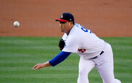 류현진이 5일 홈구장인 미국 캘리포니아주 로스앤젤레스 다저스타디움에서 열린 샌디에이고와의 리그 경기에서 역투를 하고 있다. LA=AP연합뉴스