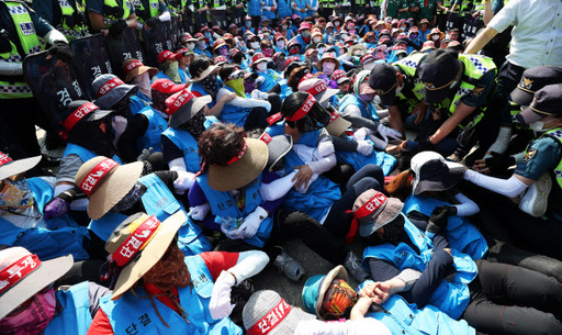 한국도로공사에 직접고용을 요구하며 시위를 이어온 요금수납원 노조원들이 4일 오전 경기도 성남시 경부고속도로 부산 방향 서울 톨게이트(TG) 진ㆍ출입로 일부를 점거하고 있다. 연합뉴스