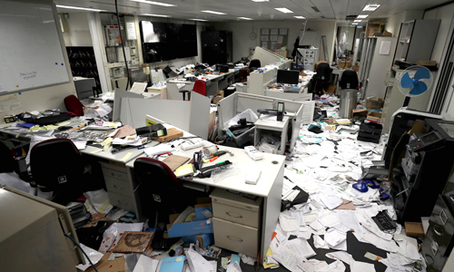홍콩 입법회가 청사 내부를 언론에 공개한 4일 보안 사무실의 모습. 바닥에 서류가 뿌려져 있고 각종 집기가 훼손된 채 지난 1일 범죄인 인도 법안 반대 시위대의 난입 여파가 고스란히 남아 있다. 홍콩=EPA연합뉴스