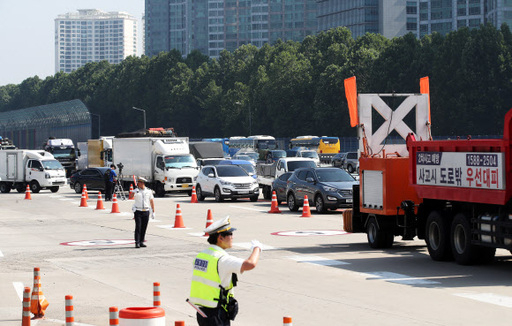 한국도로공사에 직접고용을 요구하며 시위를 이어온 요금수납원 노조원이 경기도 성남시 경부고속도로 부산 방향 서울 톨게이트(TG) 일부를 점거한 4일 오전 톨게이트 인근이 정체되고 있다. 연합뉴스